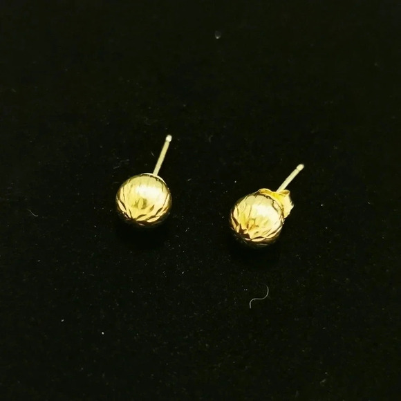 10k Gold studs - Picture 3 of 4
